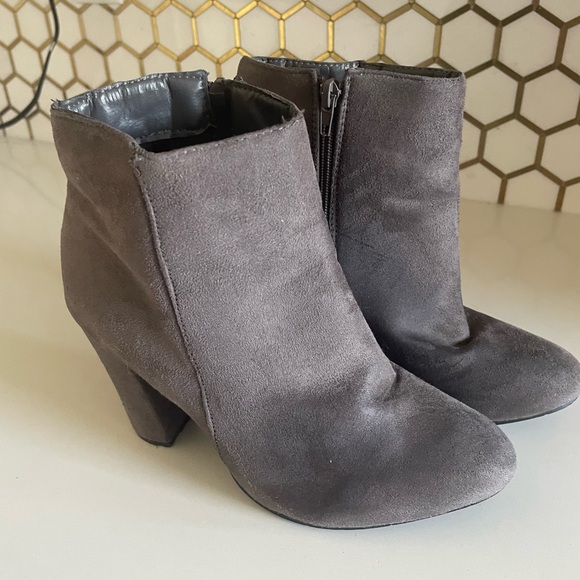 Grey faux suede ankle boots with square chunky heal. Size 6 - Picture 5 of 8
